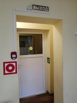 По маршруту движения инвалида, входные двери обрамлены жёлтыми полосами на самоклеящейся основе, имеют тактильный знак